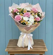 Букет цветов из:  Гвоздики, Орхидеи и Розы #REPLACE_PRED# Медвежьегорске