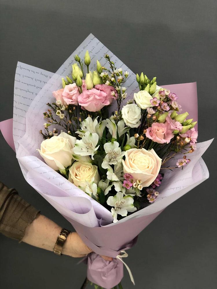 Букет цветов из: Альстромерии, Розы и Лизиантусы в Медвежьегорске