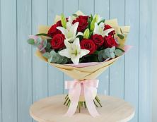 Букет цветов из:  Лилии и Розы в Медвежьегорске