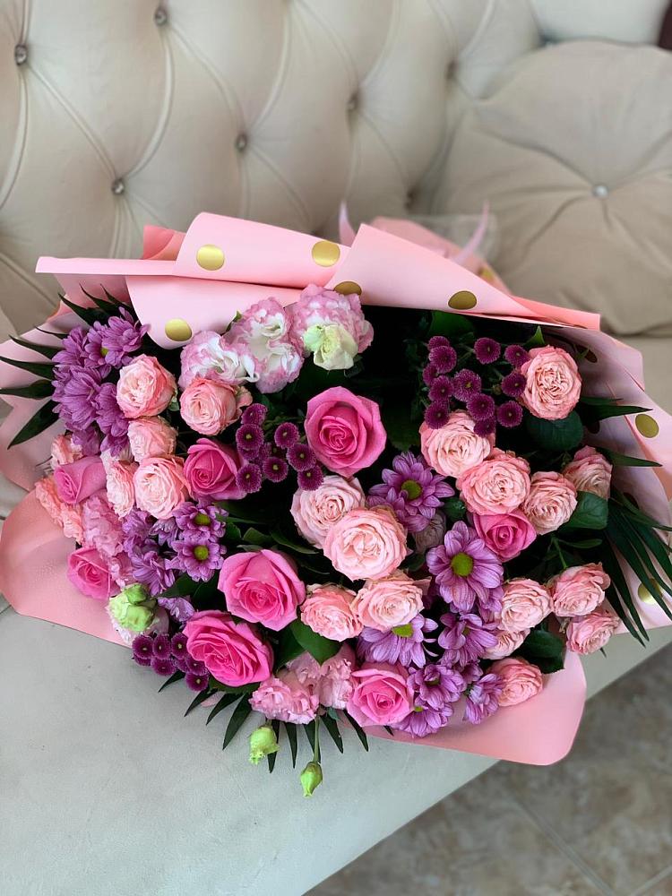 Букет цветов из: Хризантемы, Розы и Лизиантусы в Медвежьегорске