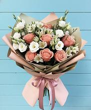 Букет цветов из:  Розы, Альстромерии и Лизиантусы #REPLACE_PRED# Медвежьегорске