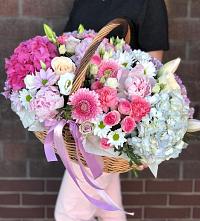 Композиция солнечный день в Медвежьегорске Цветочная композиция из Розы, Хризантемы, Пионы и Лизиантусы в корзине в Медвежьегорске