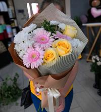 Букет цветов из:  Герберы, Розы и Хризантемы в Медвежьегорске