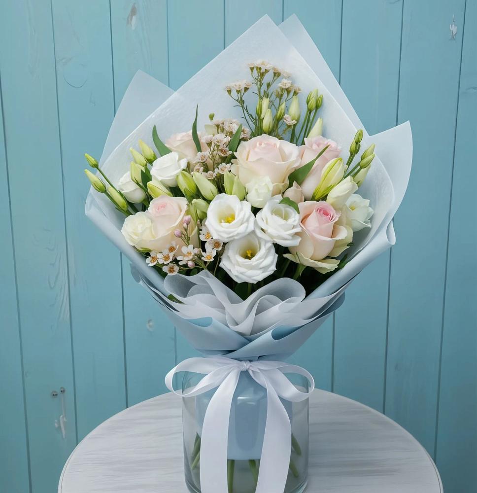 Букет цветов из: Розы и Лизиантусы в Медвежьегорске