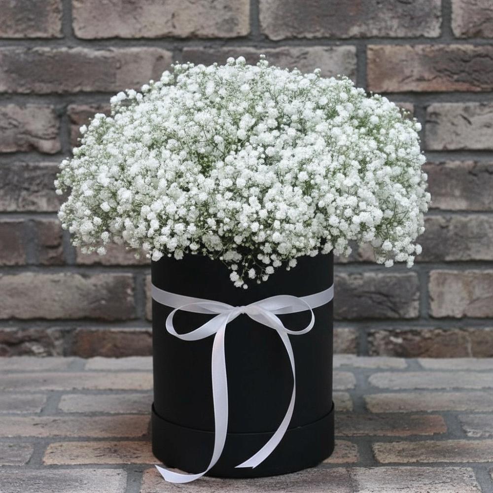 Цветочная композиция из Гипсофила в шляпной коробке в Медвежьегорске