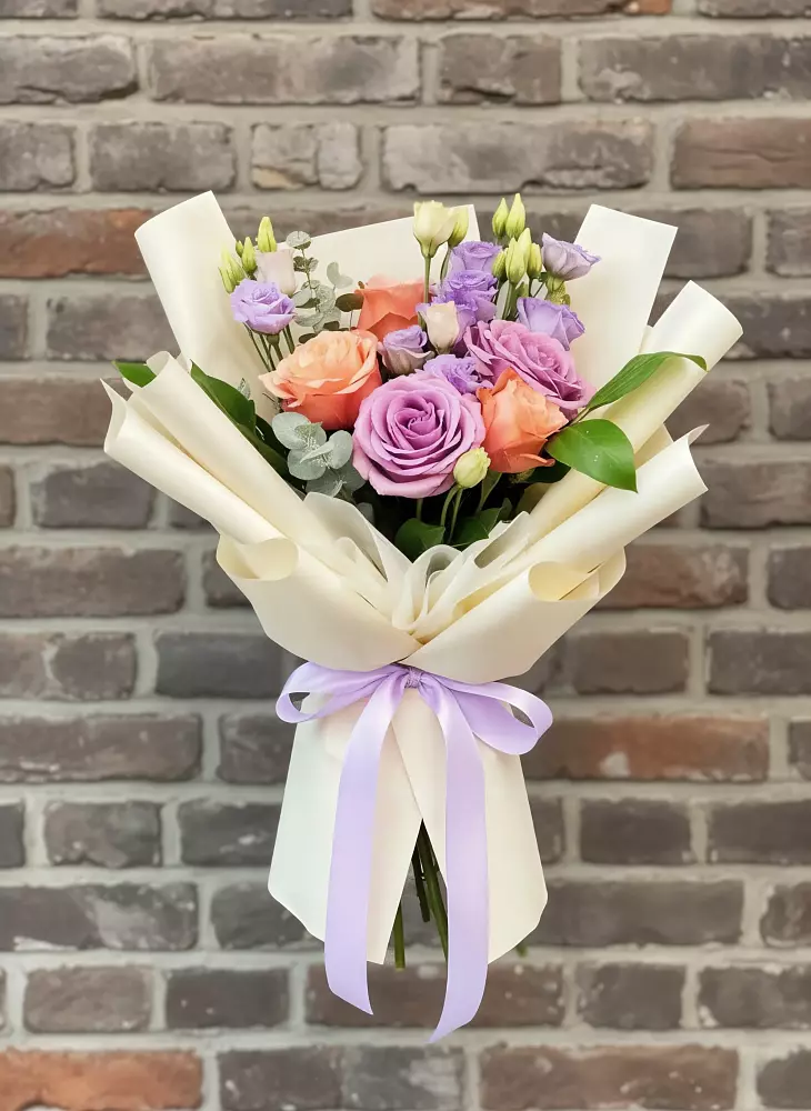 Букет цветов из: Лизиантусы и Розы в Медвежьегорске