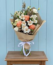 Букет цветов из:  Альстромерии, Лизиантусы, Розы и Хризантемы в Медвежьегорске