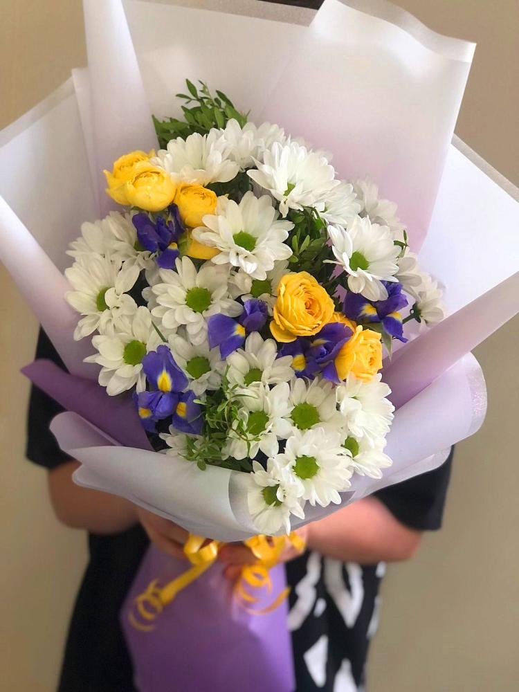 Букет цветов из: Ирисы, Хризантемы и Розы в Медвежьегорске