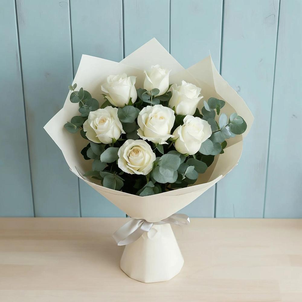 Букет Белые розы в Эвкалипте в Медвежьегорске