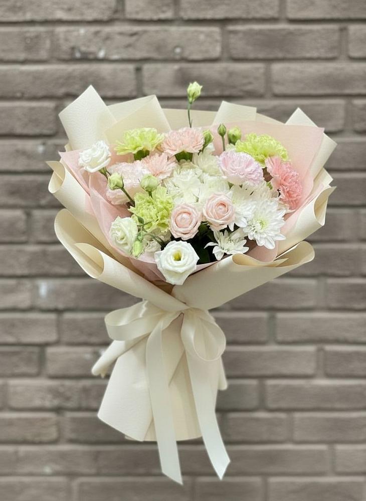 Букет цветов из: Гвоздики, Розы, Лизиантусы и Хризантемы в Медвежьегорске