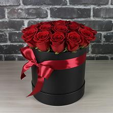 Цветочная композиция из Розы в шляпной коробке в Медвежьегорске