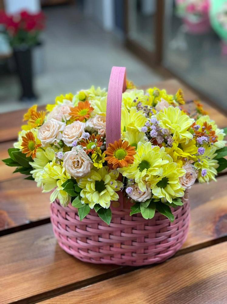 Цветочная композиция из Хризантемы и Розы в корзине в Медвежьегорске