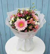 Букет цветов из:  Герберы, Альстромерии и Лизиантусы в Медвежьегорске