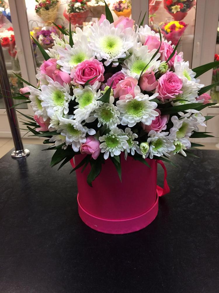 Цветочная композиция из Розы и Хризантемы в шляпной коробке в Медвежьегорске