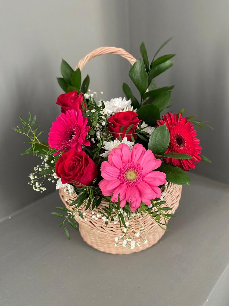 Цветочная композиция из Розы, Хризантемы и Герберы в корзине в Медвежьегорске