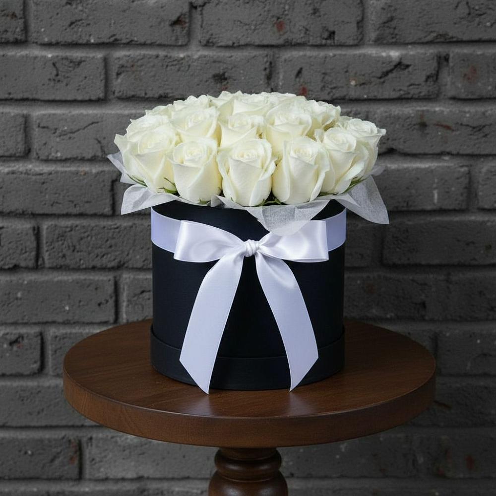 Цветочная композиция из Розы в шляпной коробке в Медвежьегорске