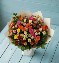 Букет Микс из разноцветных кустовых роз в Медвежьегорске