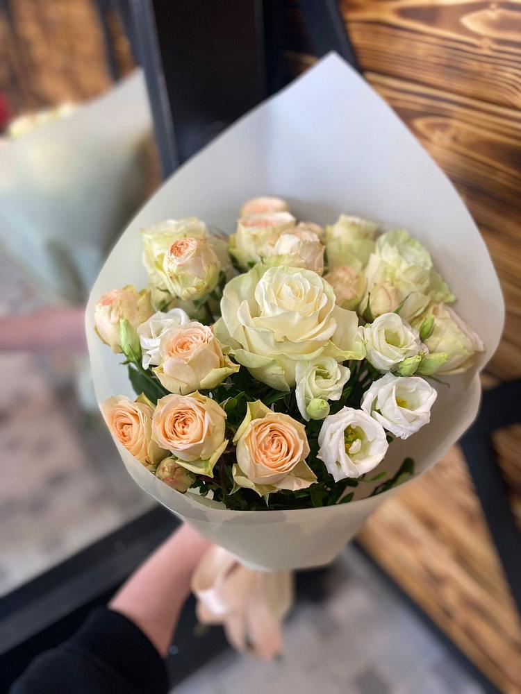 Букет цветов из: Розы и Лизиантусы в Медвежьегорске