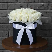 Цветочная композиция из Розы в шляпной коробке в Медвежьегорске